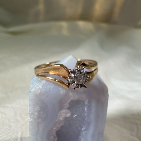 Vintage Gold-Toned Solitaire Diamond Ring W/ Elegant Band 10KT 1.64 GR SZ 7 3/4 - Picture 2 of 10